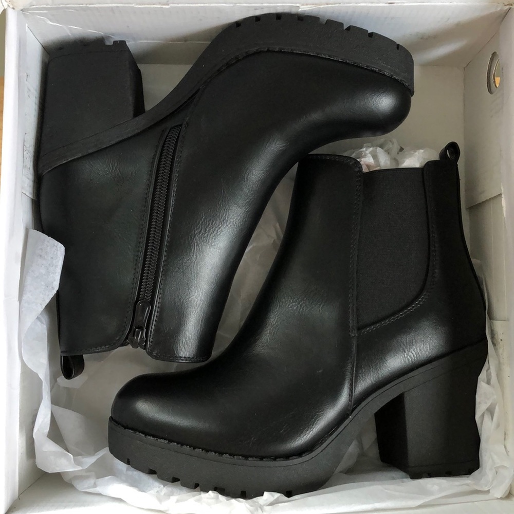 Moda Chics Platform Ankle Boot NWT